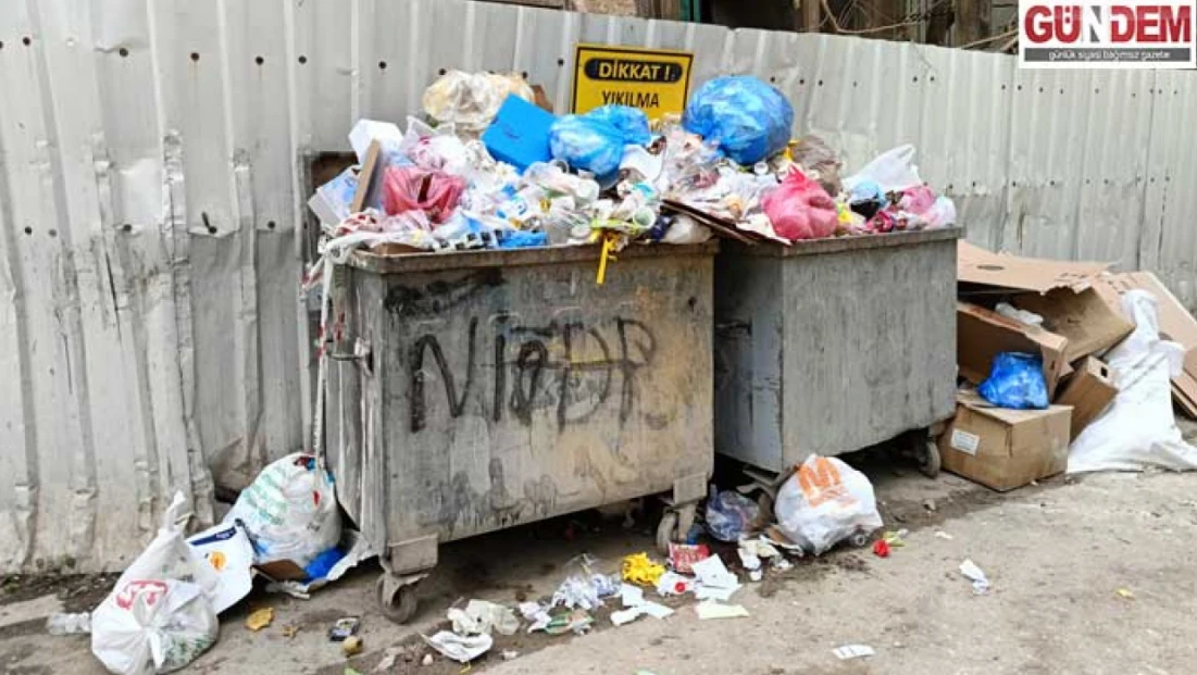 Belediye sınıfta kaldı: Kaleiçi’nde çöp yığınları tepki topluyor