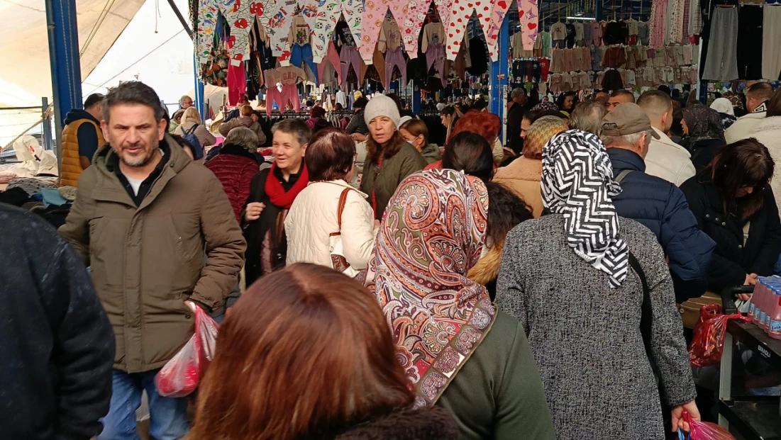 Bulgar ve Yunan turistler Edirne Ulus Pazarı’na akın etti