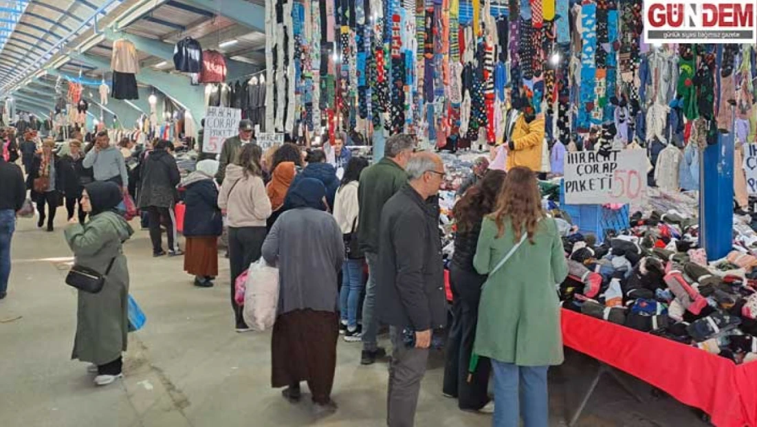 Cuma Pazarı’nda yoğunluk dikkat çekti