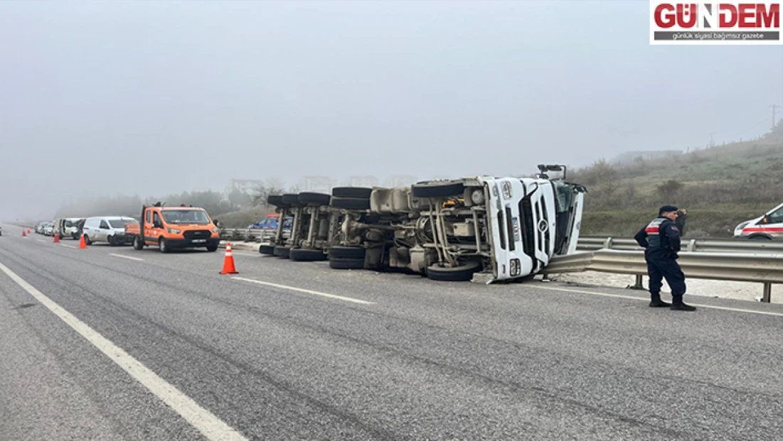 D100’de asfalt yüklü tır devrildi