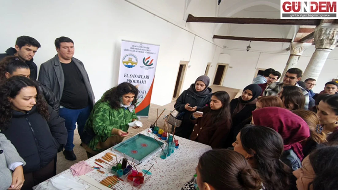 Sultan II. Bayezid Külliyesi Sağlık Müzesi'nde ebru etkinliği düzenlendi