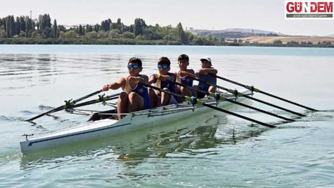 TED’li kürekçiler Mogan Gölü’nde çalışmalarını sürdürüyor