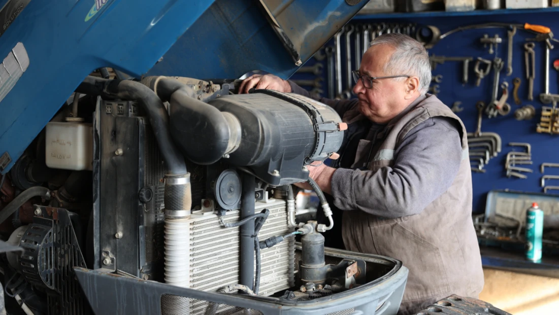 Traktör ustası Arda, mesleğini 54 yıldır devam ettiriyor