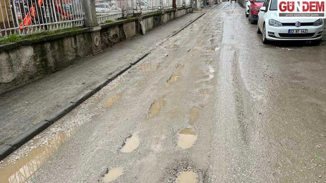 Yağışın Ardından Sokaklar Köstebek Yuvasına Döndü