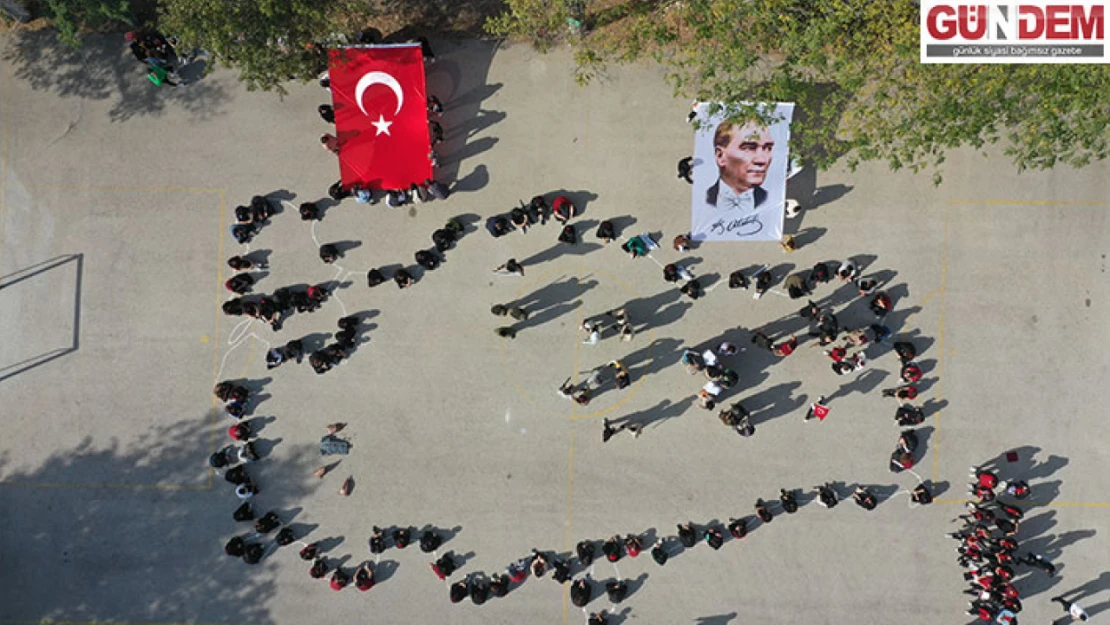 100 öğrenci Türkiye haritası koreografisi oluşturdu