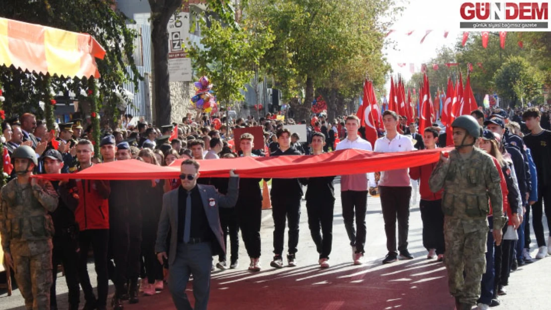 100'üncü yıl coşkusu sokaklara sığmadı