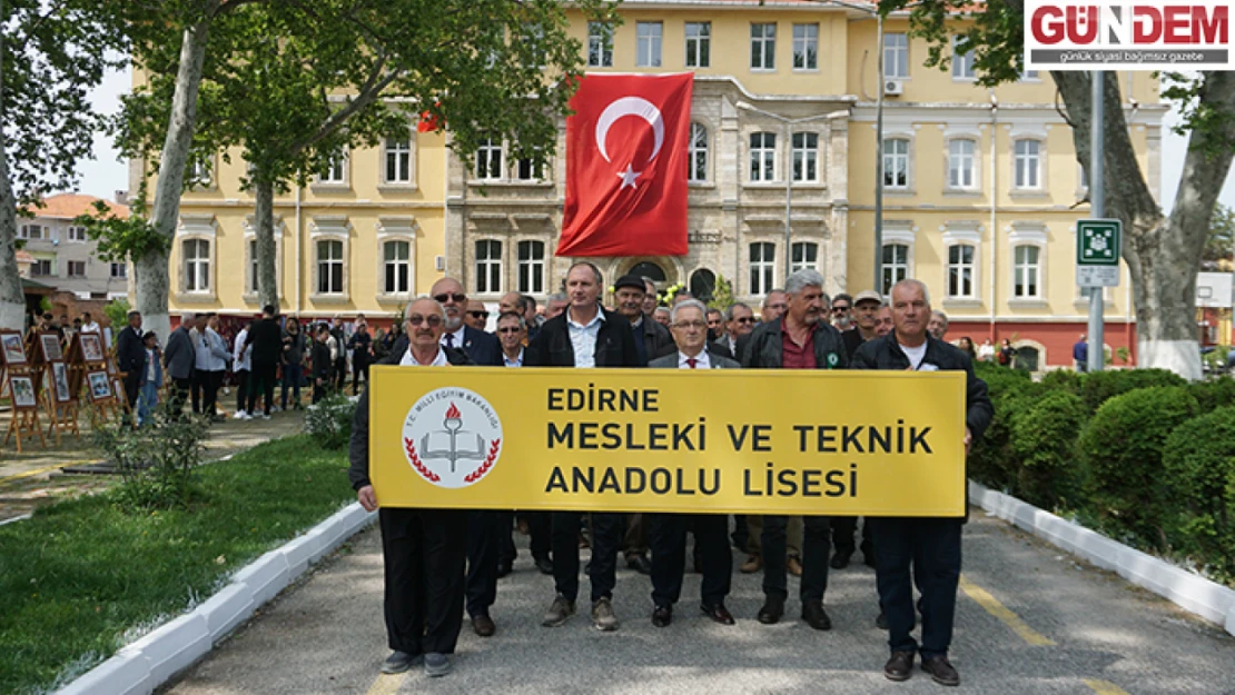  36 yıl önce mezun olan sıra arkadaşları mezuniyet töreninde buluştu