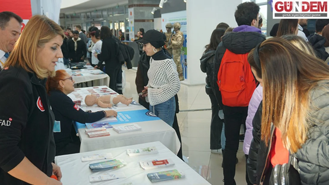 40 bine yakın öğrenci firma yetkilileriyle buluştu 