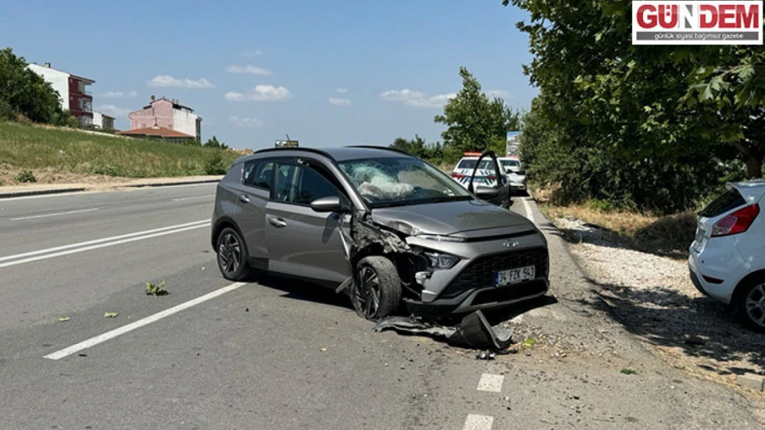 Ağaca çarpan otomobildeki 2 kişi yaralandı