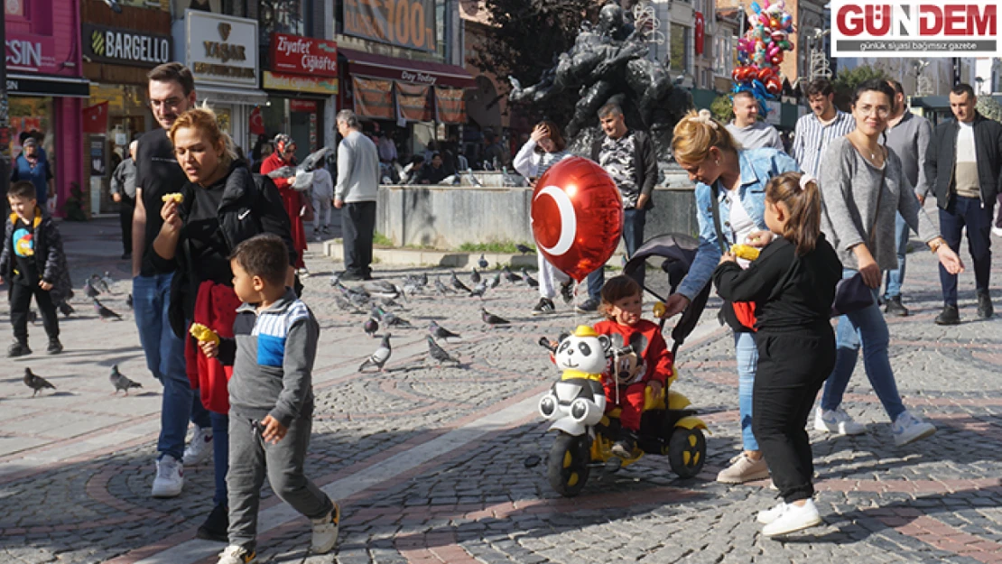 Aileler Saraçlar Caddesi'nde güneşli havanın tadını çıkarttı