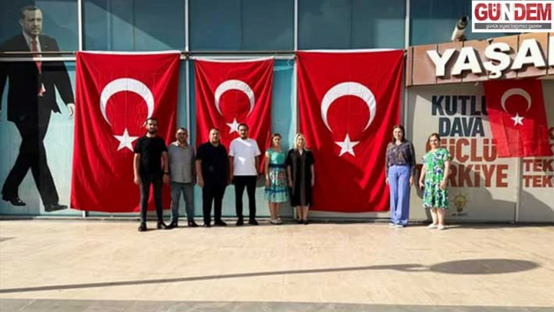 AK Parti İl Başkanlığı Türk Bayraklarıyla Donatıldı