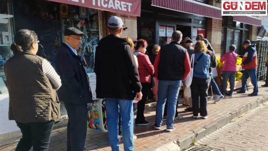 Alışveriş yapmak için uzun kuyruklar oluşturdu