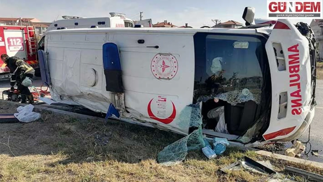 Ambulansla otomobilin çarpıştığı kazada 7 kişi yaralandı