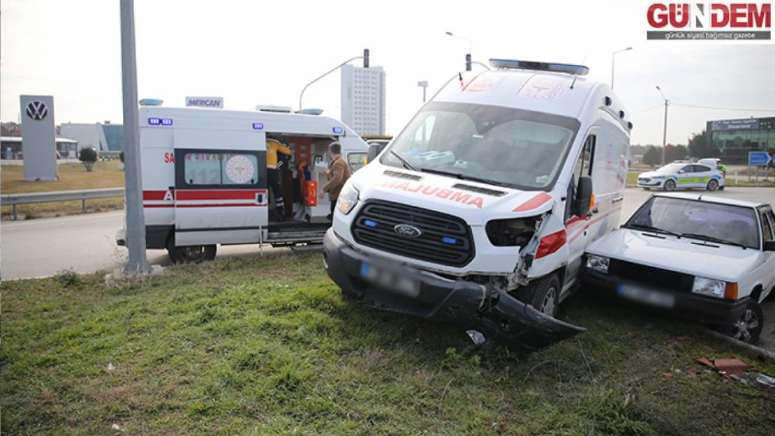 Ambulansla otomobilin çarpıştığı kazada 2 kişi yaralandı