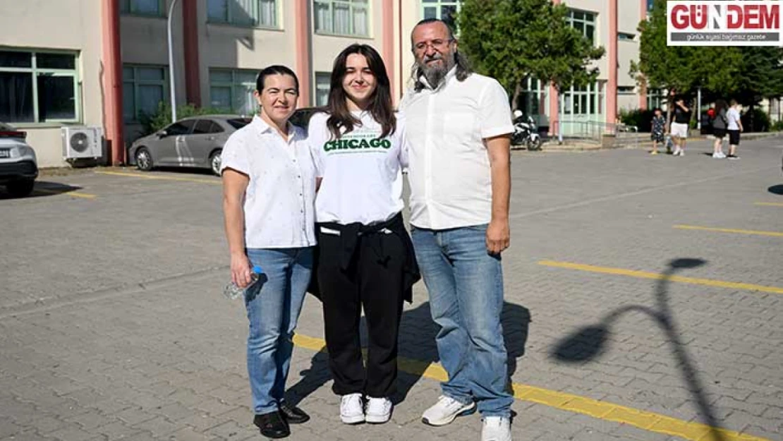 Anne ve baba kızlarıyla aynı okulda YKS'ye girdi