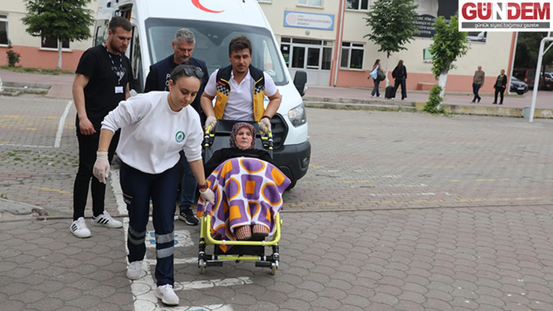 Bazı vatandaşlar oy kullanacakları okullara ambulansla geldi