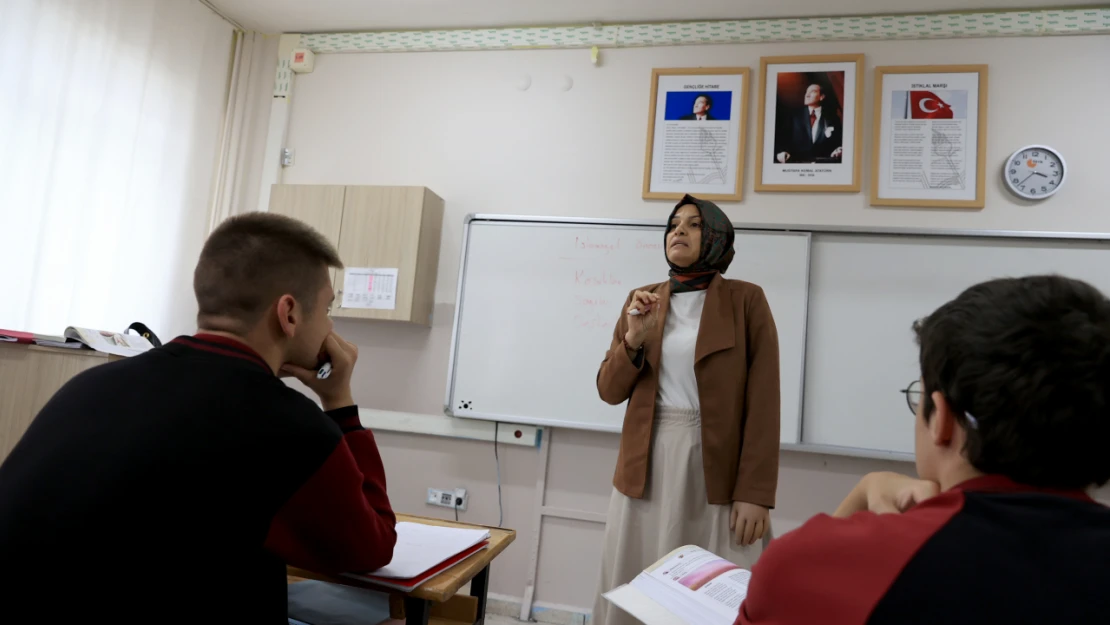 Bedensel engelli öğretmen çalışma azmiyle öğrencilerine örnek oluyor