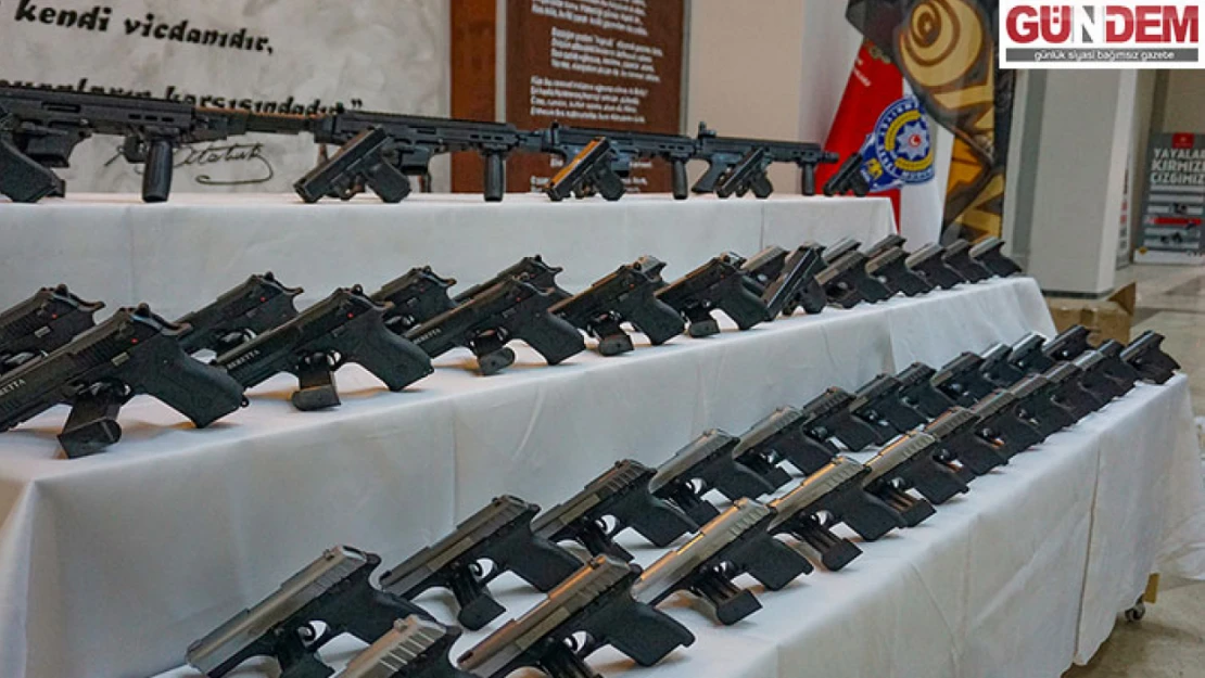 Bulgaristan'a giden TIR'da 50 tabanca ve yarı otomatik makineli tüfekler yakalandı