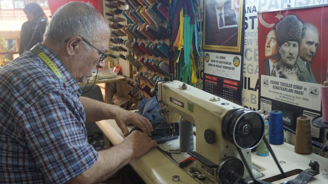 Çocuk yaşta başladığı terziliğe fabrikadan emekli olunca geri döndü