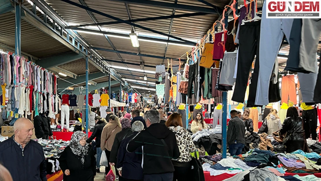 Cuma pazarı soğuk havaya rağmen yoğun ilgi gördü