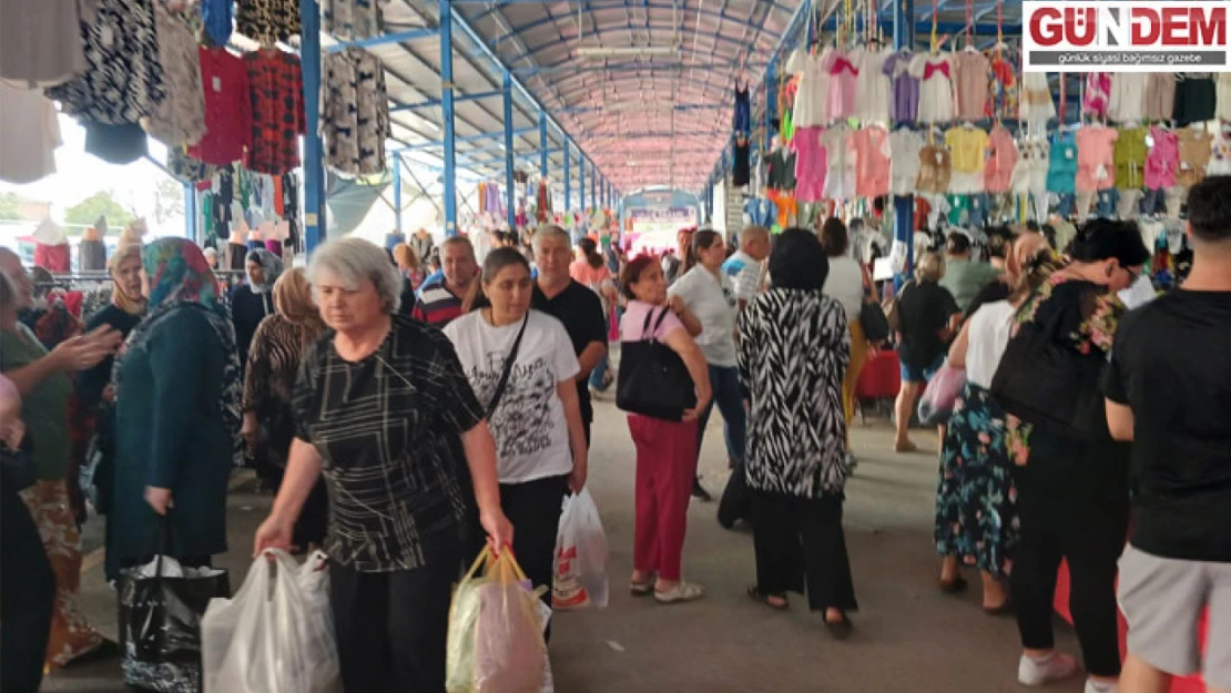 Cuma pazarında yerli halk yoğunluğu