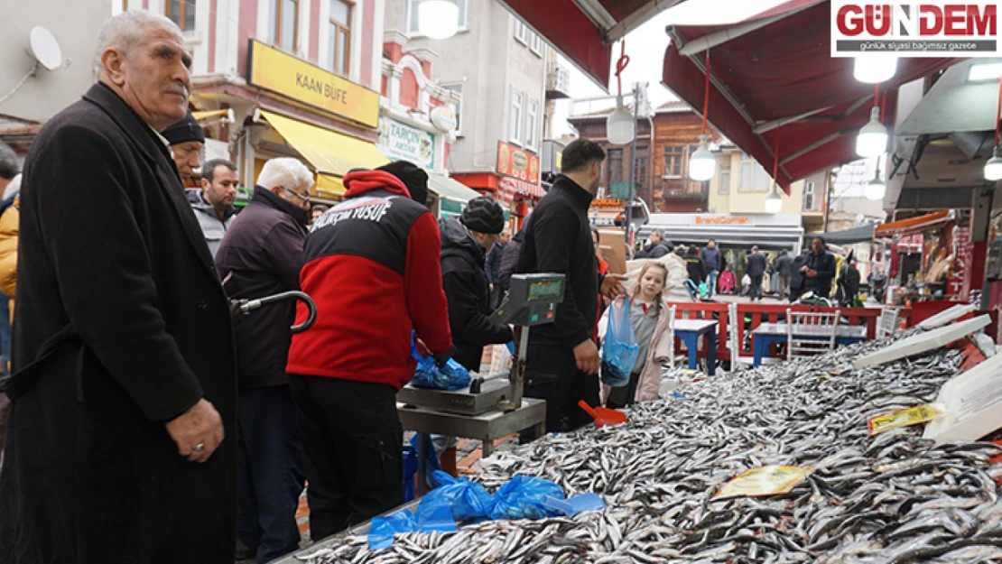 Düşen hamsi fiyatları satışlara yansıdı