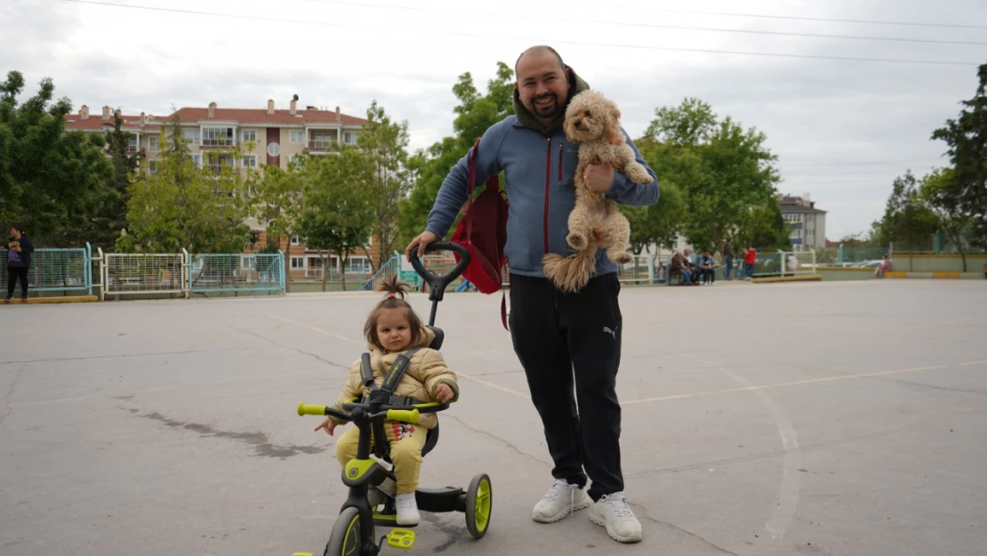 Edirne'de bir vatandaş oy kullanmaya köpeğiyle birlikte geldi