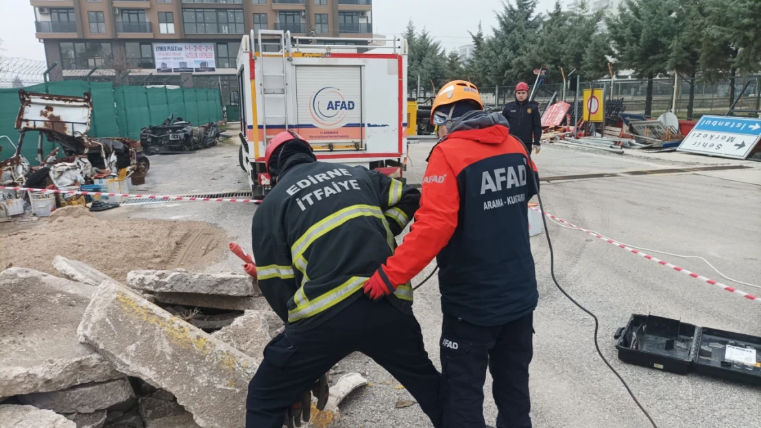 Edirne'de itfaiye personeline arama kurtarma eğitimi verildi