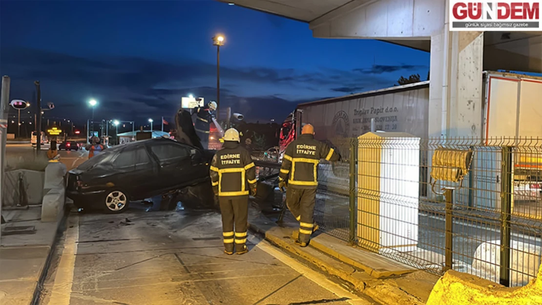 Edirne'de kaza yapan otomobilde çıkan yangın itfaiye ekiplerince söndürüldü