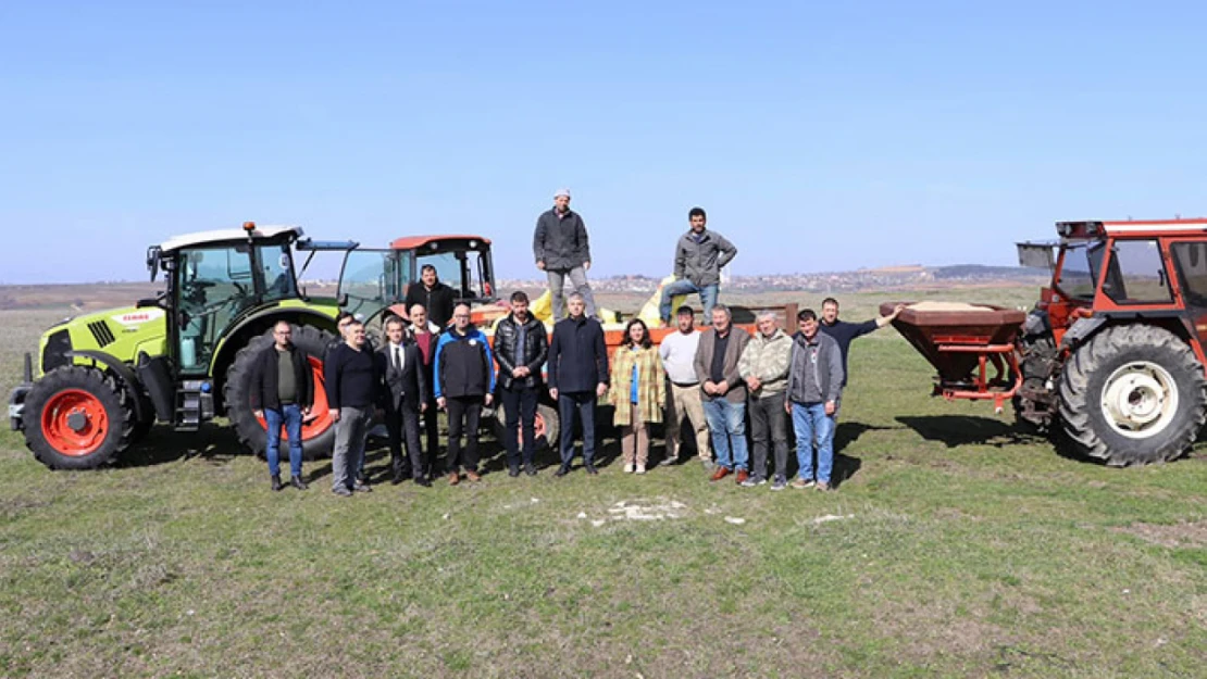 Edirne'de mera gübreleme çalışmaları sürüyor