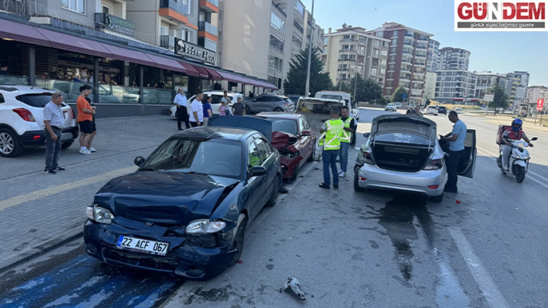 Edirne'de park halindeki otomobile çarpan araçtaki 2 kişi yaralandı