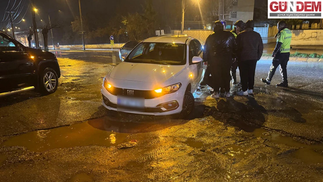 Edirne'de Tanıdık Manzara: Yol Çöktü, Araç Çukura Düştü