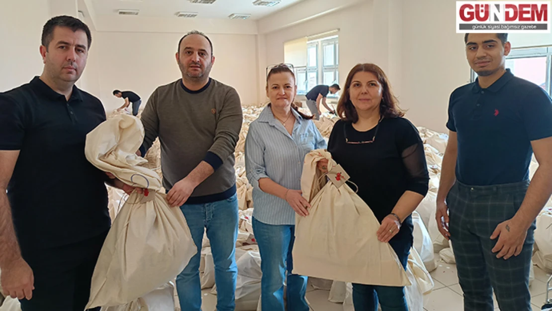 Edirne'de sandık kurulu başkanlarına malzeme torbaları verildi