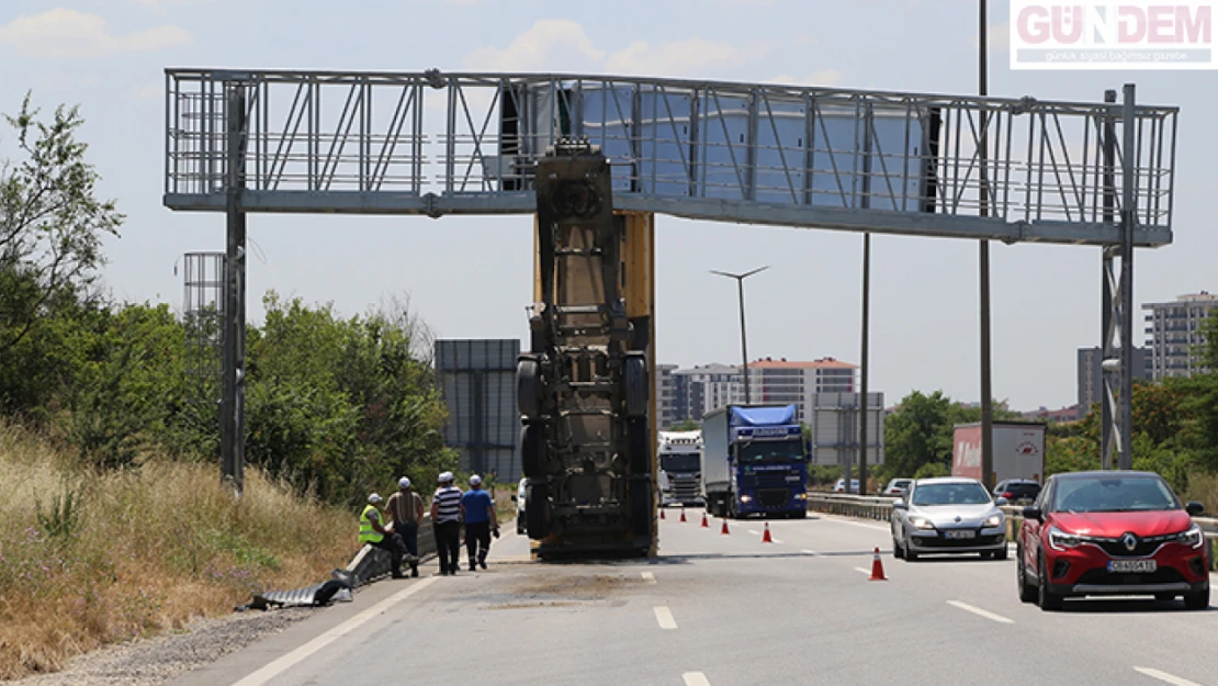  Edirne'de seyir halindeyken damperi açılan tırın dorsesi dijital trafik bilgilendirme panosuna çarptı.