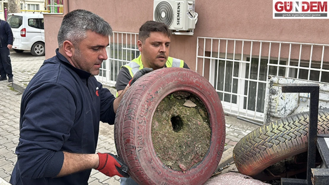 Edirne'de trafik akışını engelleyen yol kenarlarındaki malzemeler toplandı