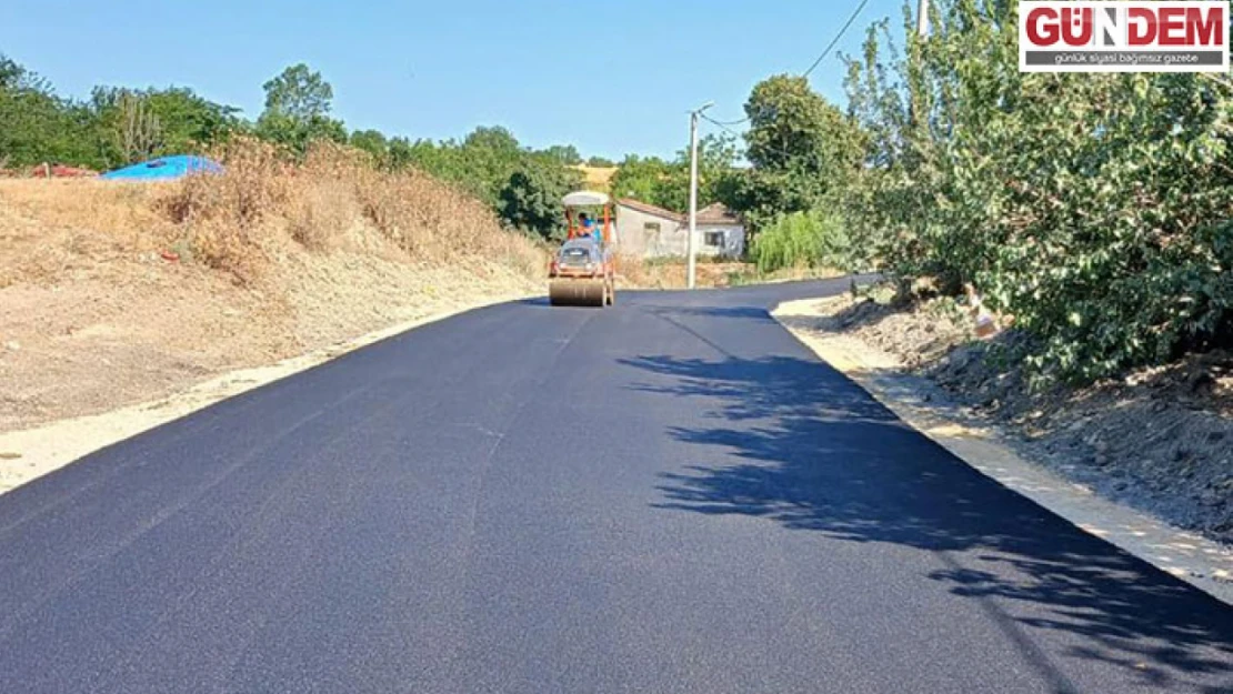 Edirne İl Özel İdaresinin köy yollarındaki sıcak asfalt çalışmaları devam ediyor