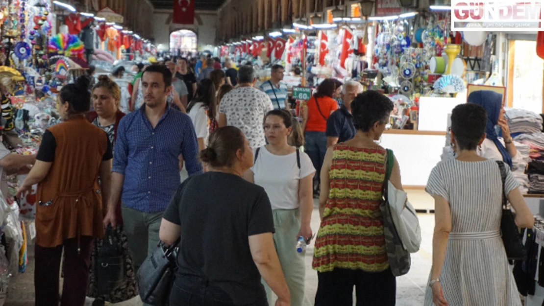 Edirne'nin tarihi çarşılarında Kurban Bayramı öncesi alışveriş hareketliliği yaşanıyor.