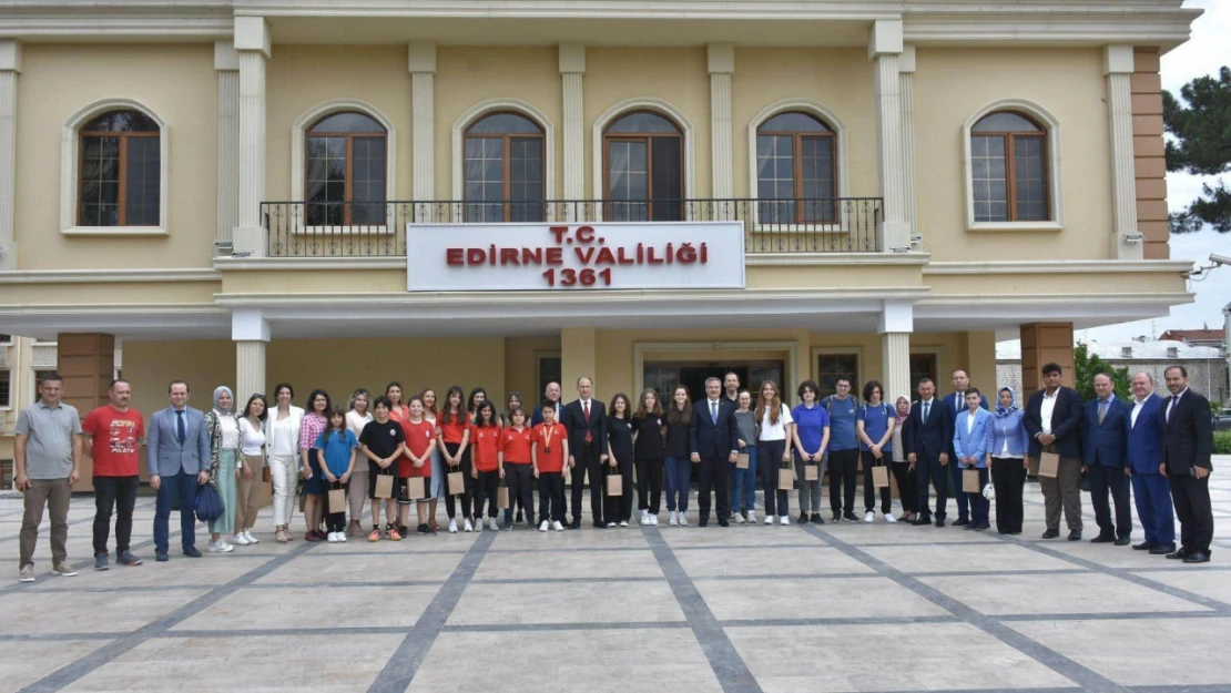 Edirne'yi başarıyla temsil eden öğrencilere başarı belgesi verdi