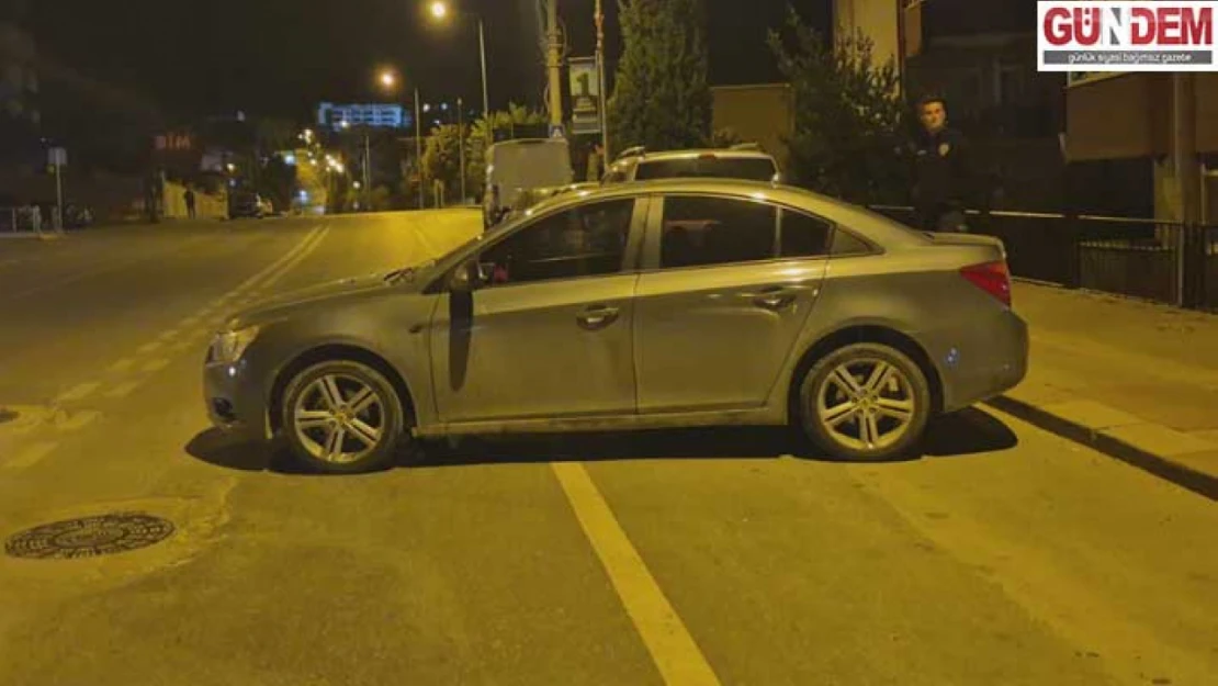El freni boşalan otomobil kaldırıma çarparak durdu