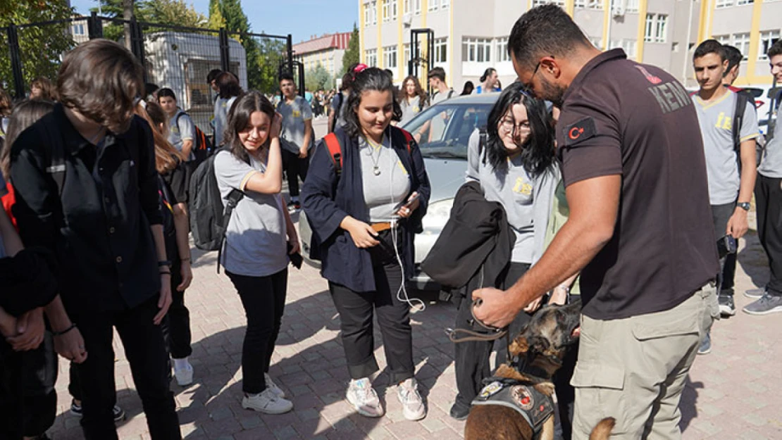 Emniyet Müdürlüğüne bağlı ekiplerin okul önlerindeki asayiş uygulaması devam etti.