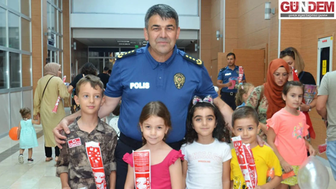 Emniyet Müdürü Karaburun'dan personelin çocuklarına okul hediyesi