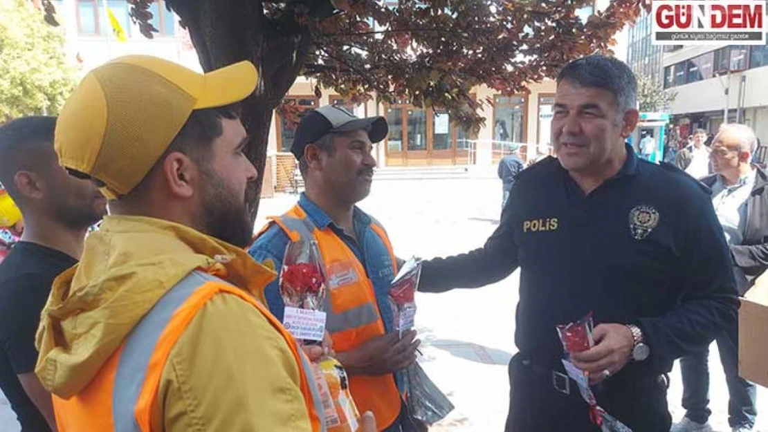 Emniyet Müdürü'nden işçilere karanfil