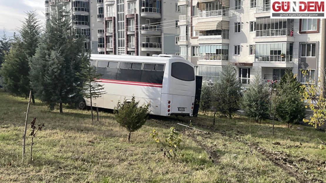 Freni patlayan ETUS aracı parka girdi, araçtaki 2 kişi yaralandı