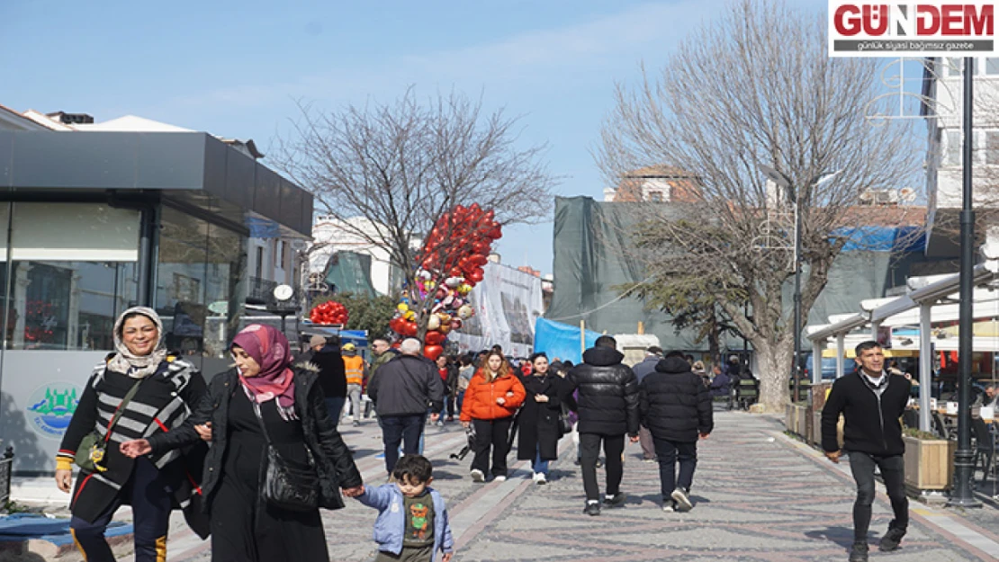 Güzel havalar nedeniyle, vatandaşlar cadde ve sokaklara akın etti