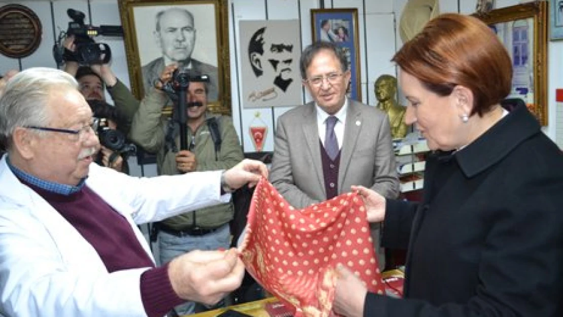 Akşener'e Edirne Kırmızısı şal