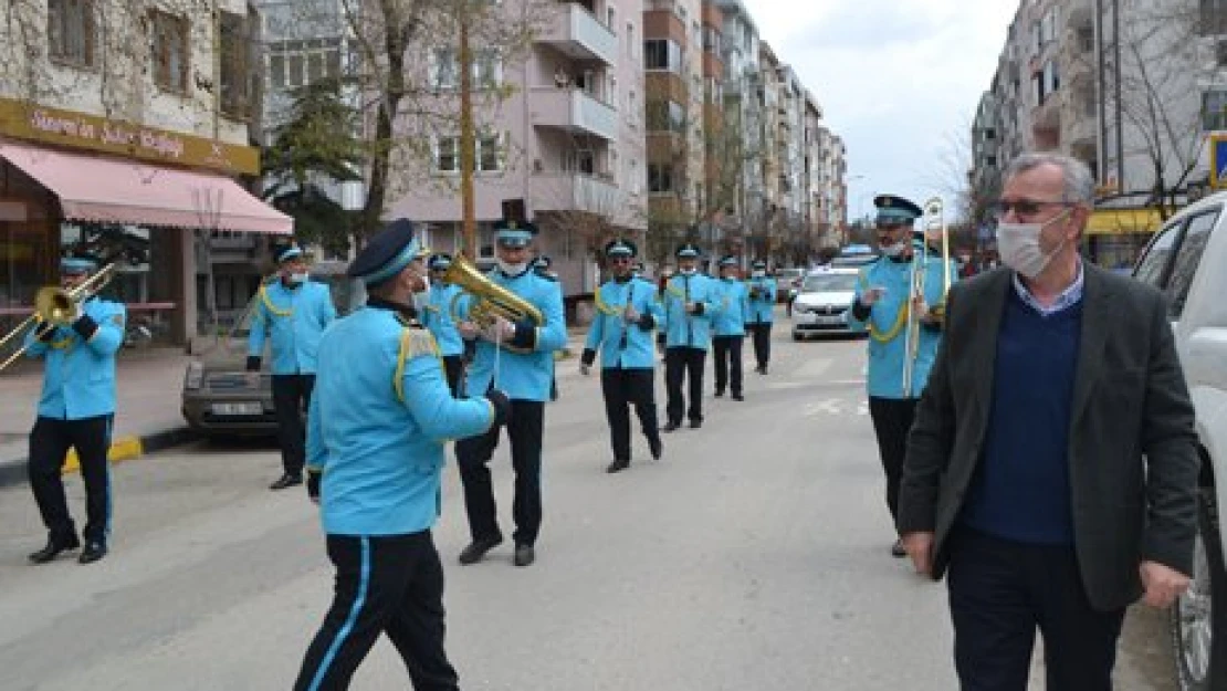 Evde kal demek için bandoyla gezdi