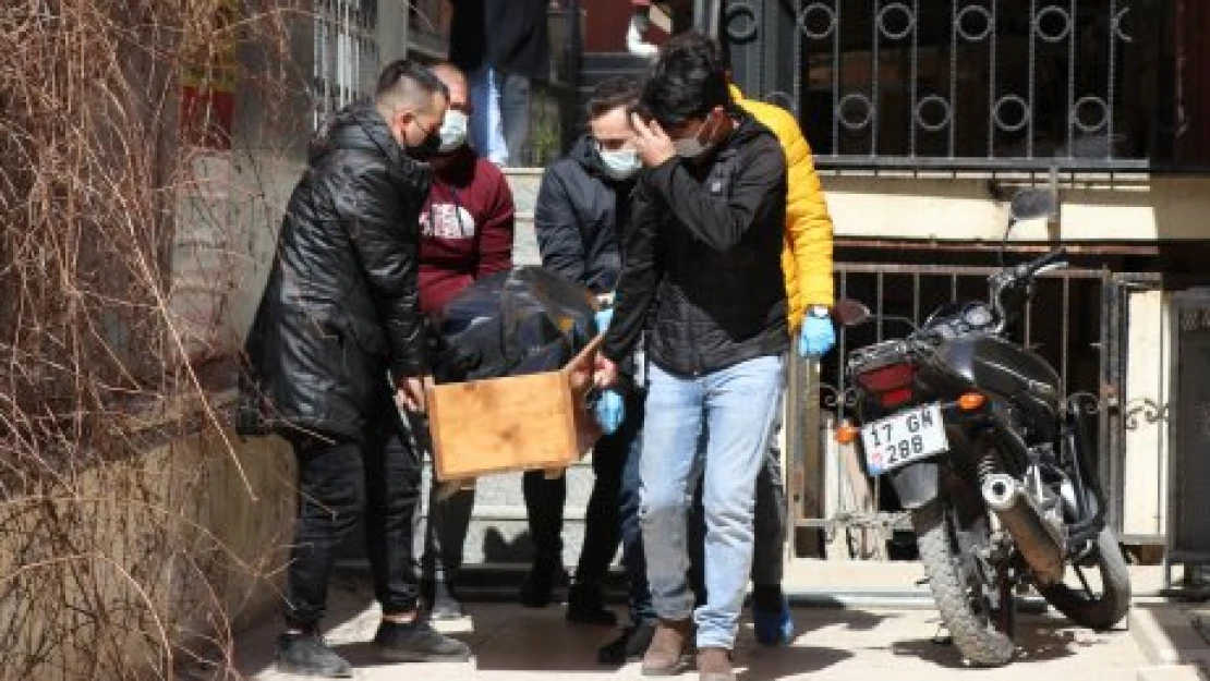 Ev arkadaşını bıçakla öldürdü