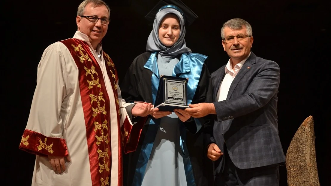Yeğeni fakülte birincisi