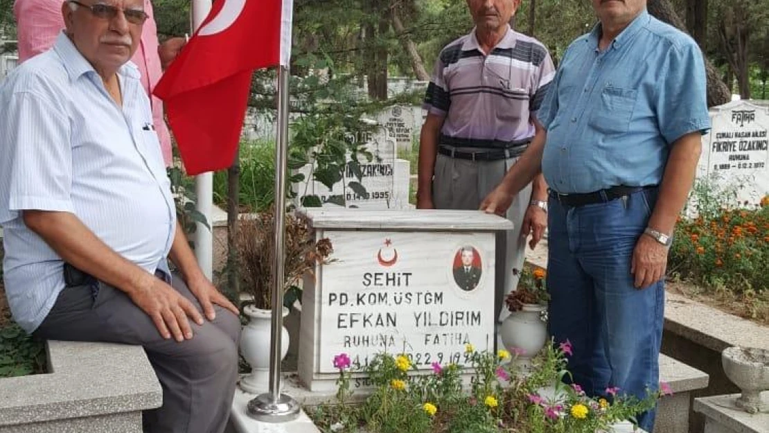 Şehitlerin bayrakları yenilendi