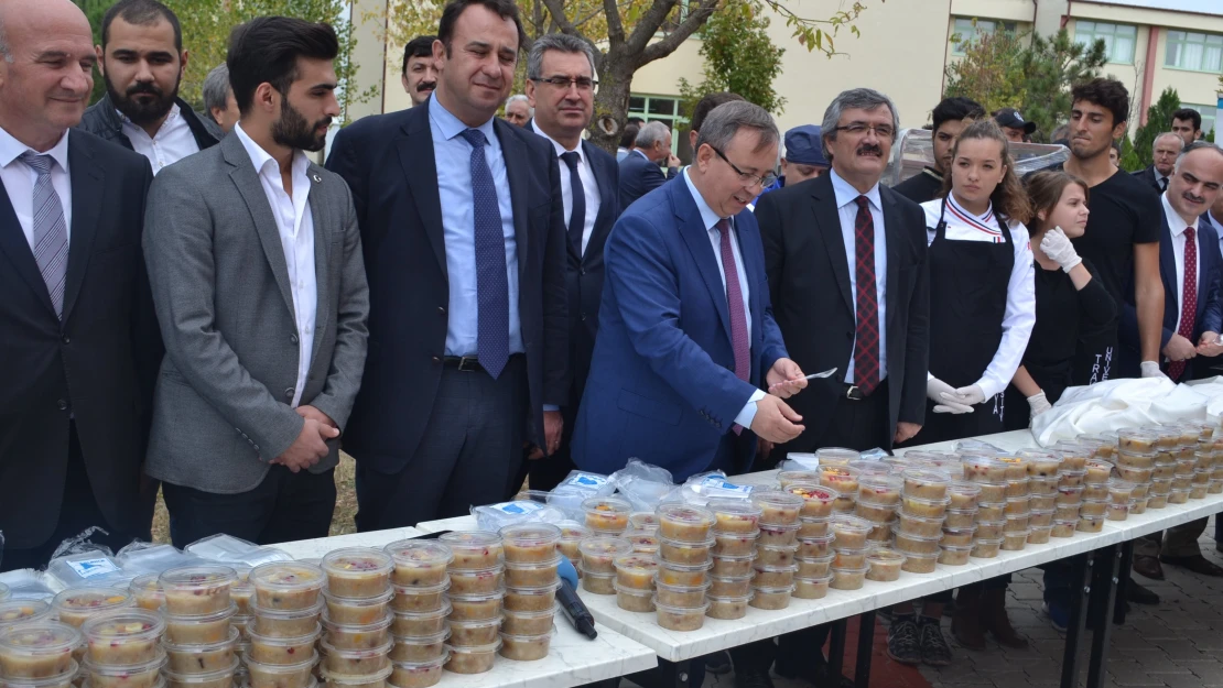 Farklı kültürler aşurede buluştu